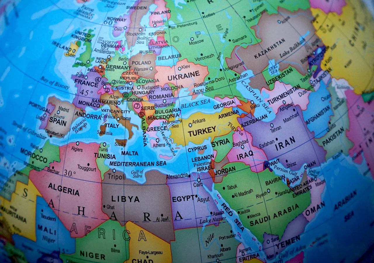 Globus mit Blick auf die Landkarte Europas
