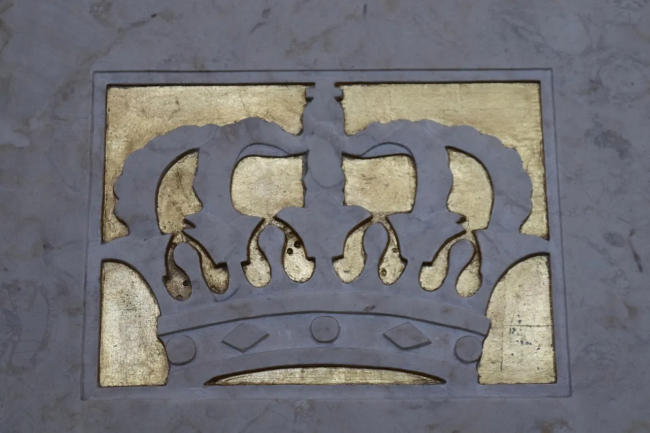 Goldene Krone auf Marmor als Symbol für Dividenden-Könige mit über 50 Jahren Dividendenerhöhung