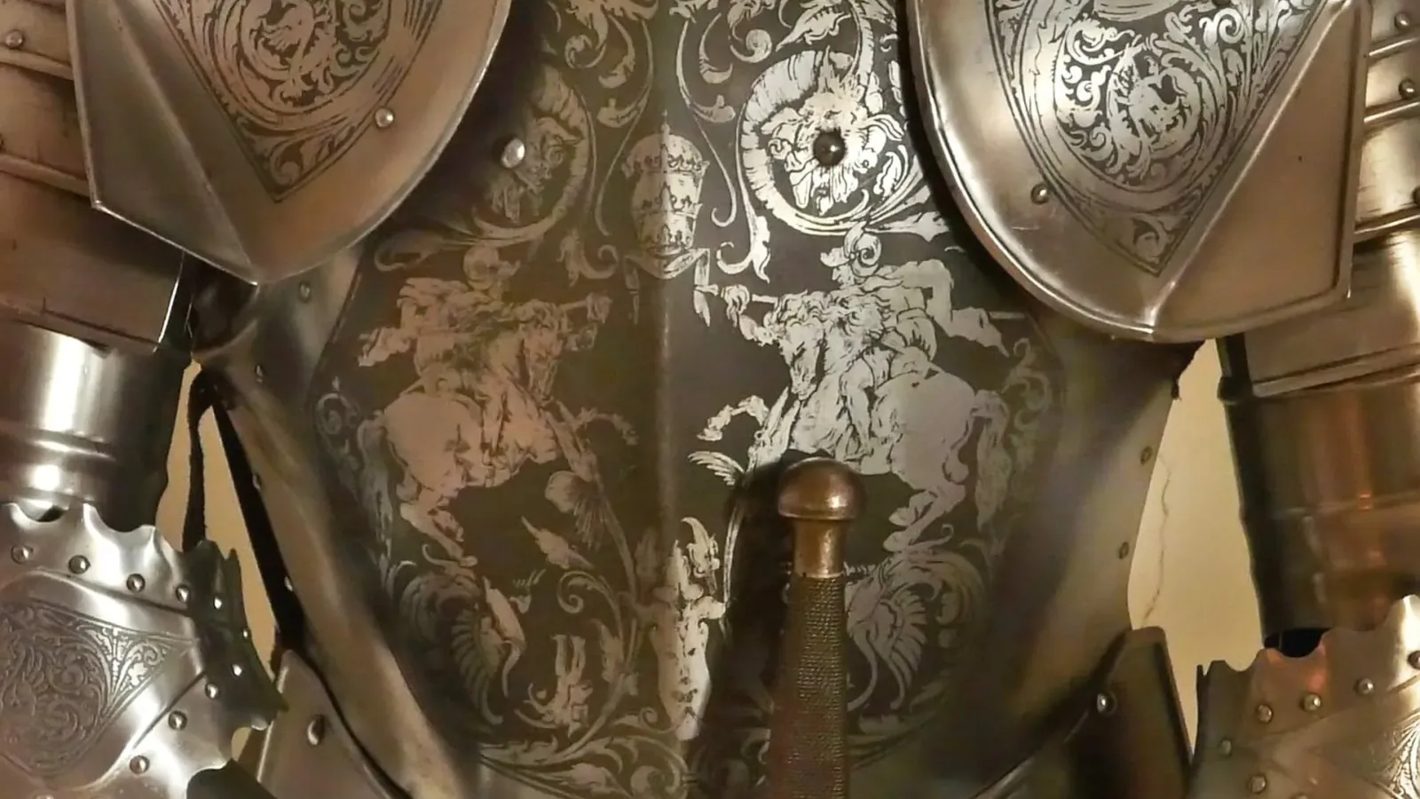 Silberne Ritterrüstung mit verziertem Brustpanzer als Symbol für die Dividenden-Ritter aus Deutschland