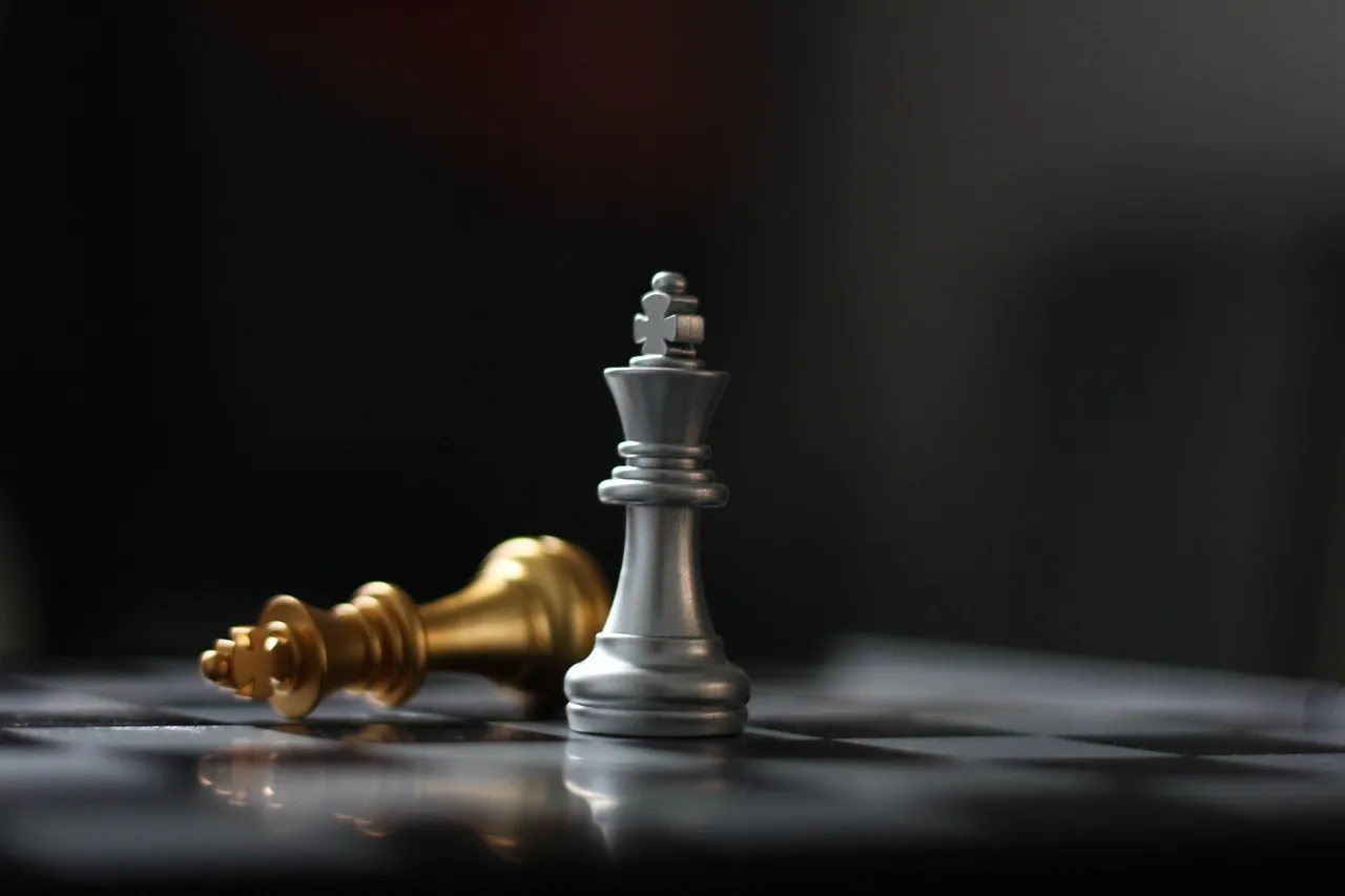 Schachfigur König auf dem Schachbrett als Sinnbild für eine durchdachte Strategie